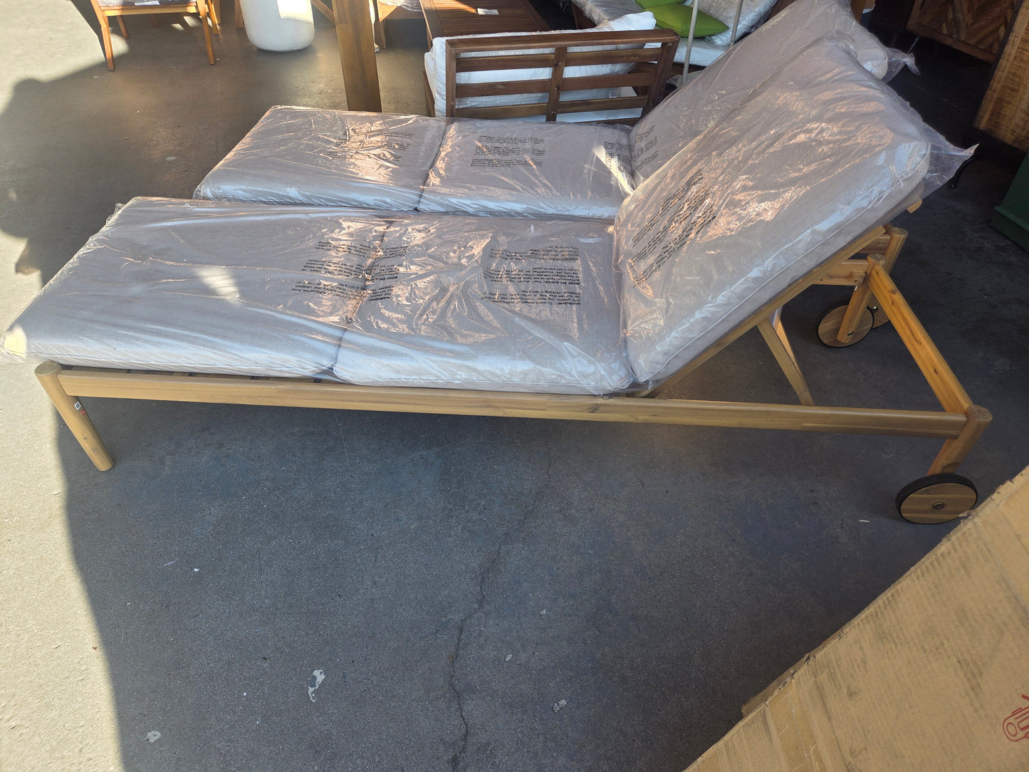 Lionel Chaise lounger