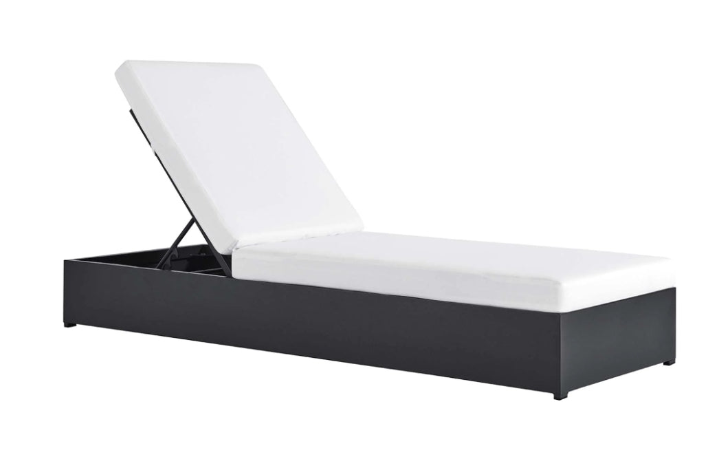 Lamod Aluminum Chaise Lounge Chair in white cushions
