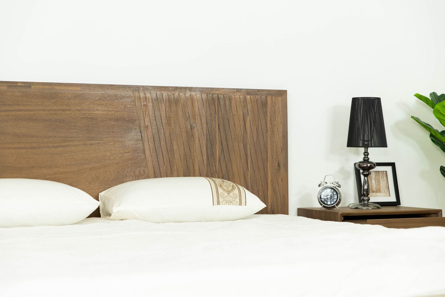 Modrest Claire - Queen Contemporary Walnut Bed